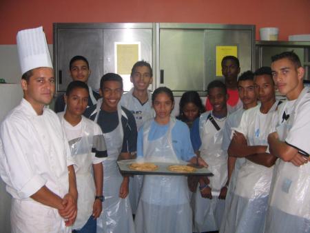 Nos chefs d'oeuvre sont prêts.... mais seront dégustés en famille. Merci le lycée hôtelier de Plateau Caillou