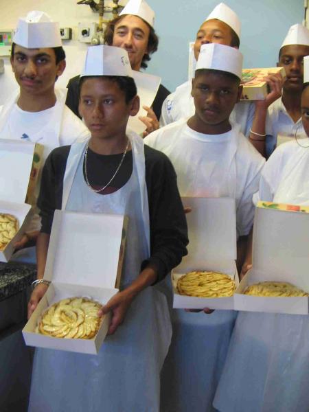 La classe de 3ème10 fière de ses tartes aux pommes avec son professeur Pascal Martinet