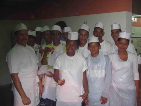 Les collégiens d'Albert Lougnon en pleine DP6 Boulangerie avec le professeur Alain Boyer